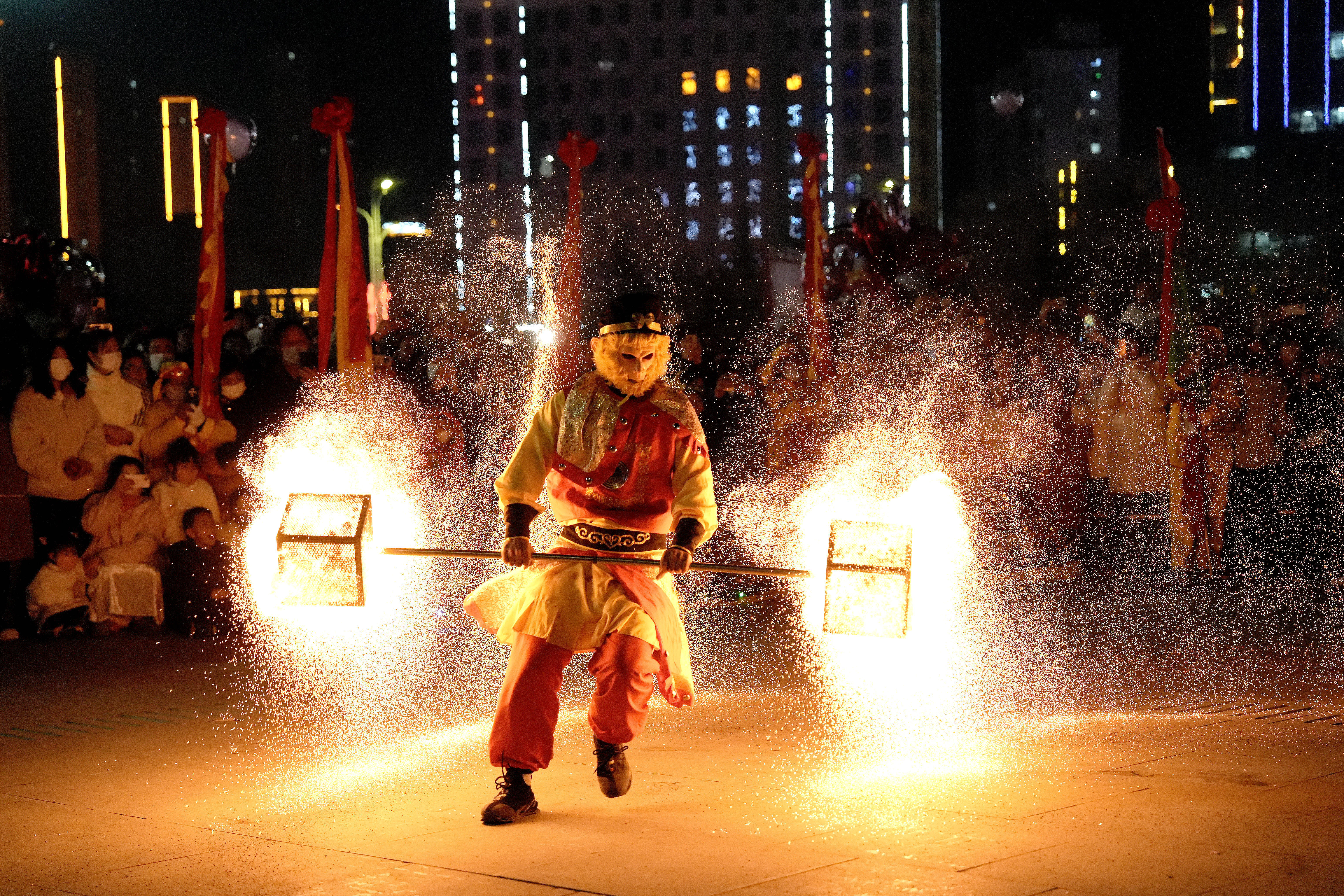 “齐天大圣”玩转火壶平凉崆峒非遗盛“焰”超燃